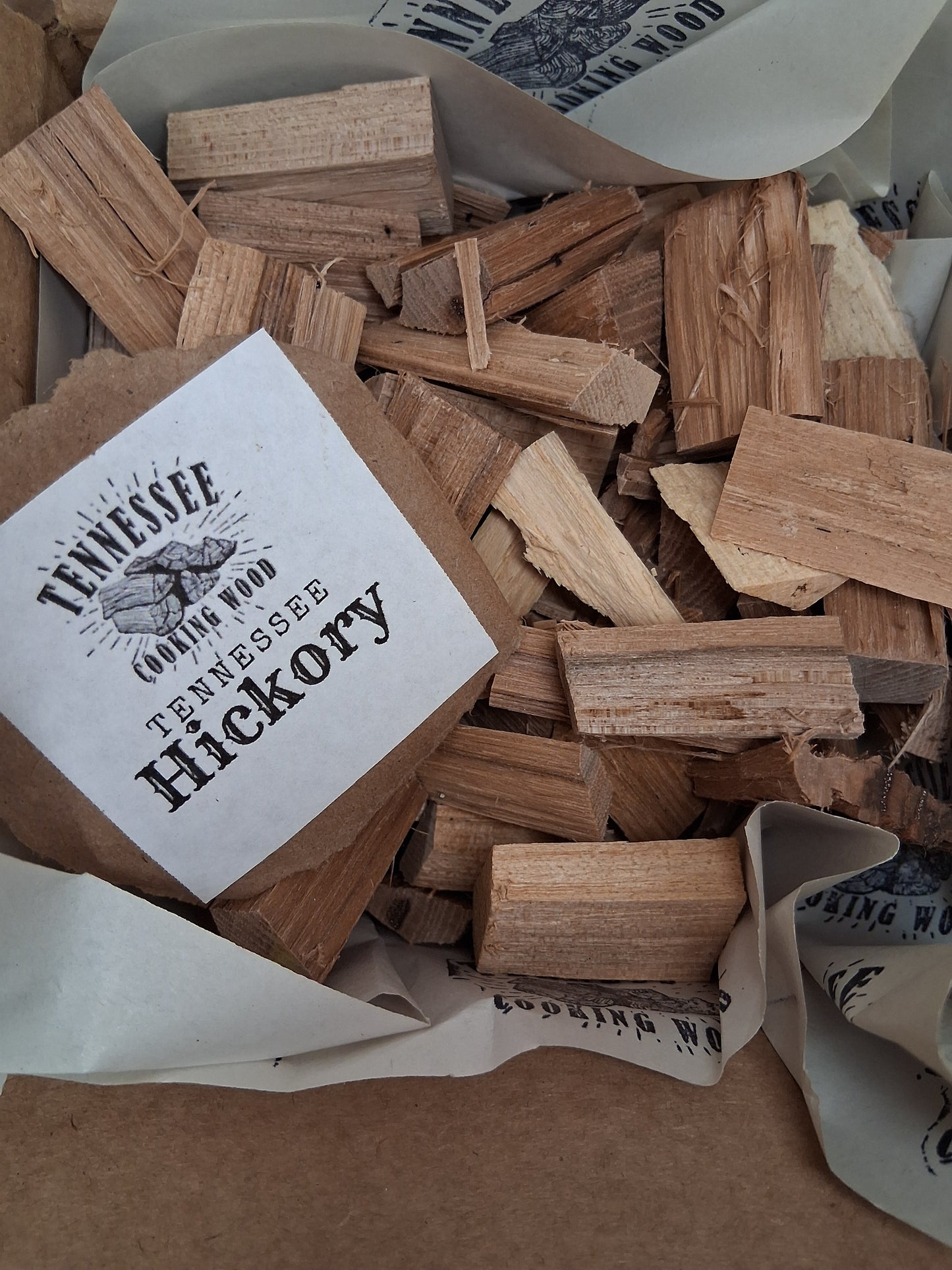 Wood chips with a Higkoyt branding label on a cardboard box.